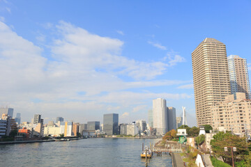 Obraz premium 佃島高層マンションと隅田川