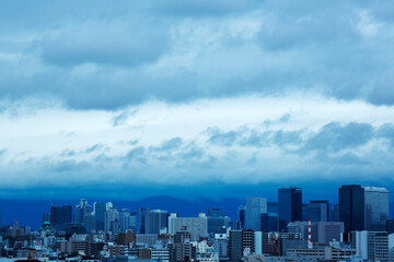 Obraz premium 台風が近づく町並み