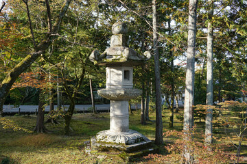 Fototapeta premium 京都名所 南禅寺三門前の東洋一の大きさの石灯篭
