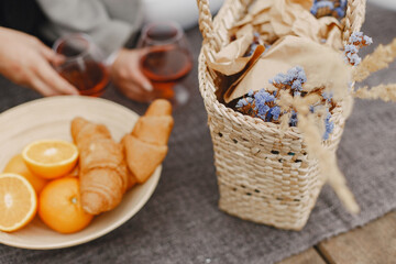 Obraz premium People by the river. Delicious healthy summer picnic on the grass. Fruits on a blancet.