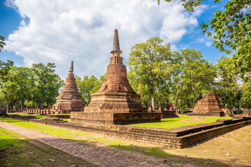 Obraz premium Landmark of old chedi made of ancient bricks in the Kamphaeng Phet Historical Park, Thailand.