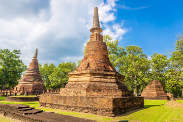 Fototapeta premium Landmark of old chedi made of ancient bricks in the Kamphaeng Phet Historical Park, Thailand.