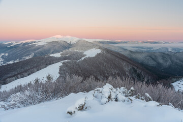 Fototapeta na wymiar Snowy winter in the Ukrainian Carpathian mountains with traveling tourists