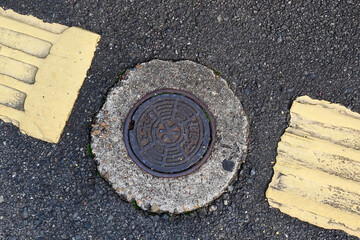 歩道に埋め込んだ水道仕切り弁