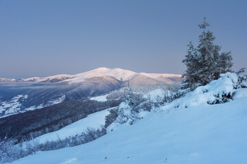 Fototapeta na wymiar Snowy winter in the Ukrainian Carpathian mountains with traveling tourists