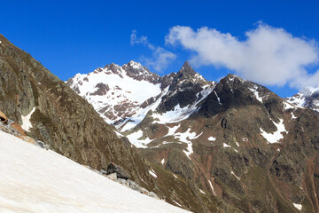Obraz premium Mountain snow panorama and blue sky in Tyrol Alps, Austria
