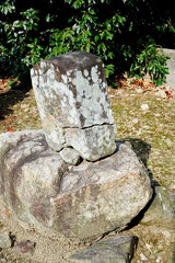 老朽化した墓石
