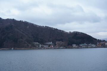 曇り空の河口湖の風景