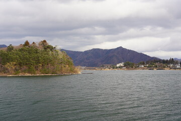 美しい山と湖畔の風景