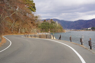 周遊道路から見る河口湖と山々の風景