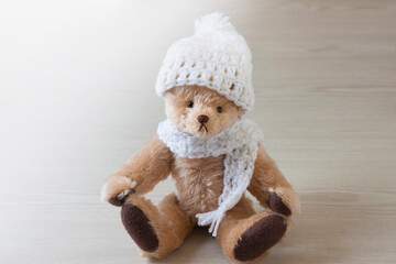 毛糸の帽子とマフラーをしたテディベア