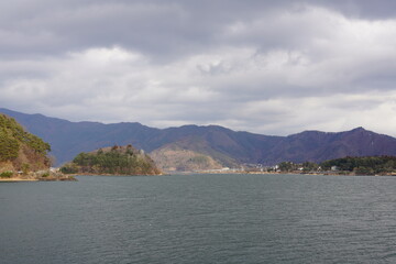 Fototapeta na wymiar 美しい山と湖畔の風景