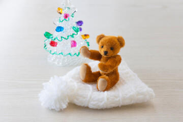 クリスマスツリーとテディベアの赤ちゃん