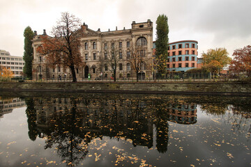 Fototapeta na wymiar Herbst in Berlin; Landwehrkanal am historischen Reichsversicherungsamt 