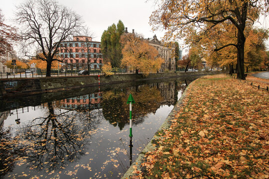 Herbst in Berlin; Landwehrkanal am Sch&ouml;neberger Ufer (Blick zum Reichpietschufer)