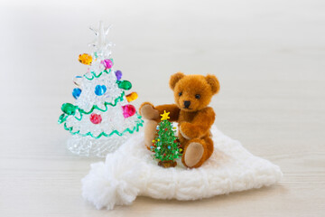 クリスマスツリーとテディベアの赤ちゃん