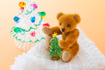 クリスマスツリーとテディベアの赤ちゃん