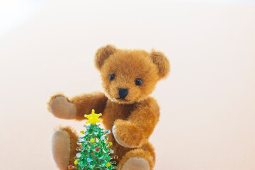 クリスマスツリーとテディベアの赤ちゃん