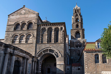 Fototapeta na wymiar Cathedral of Le Puy en Velay in Auvergne in France 