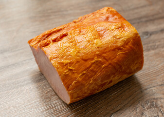 Lachs Kasslerbraten auf einem Holztisch