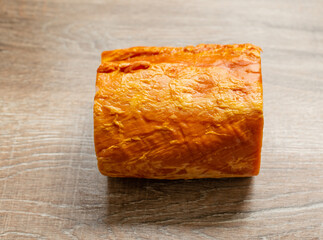 Lachs Kasslerbraten auf einem Holztisch