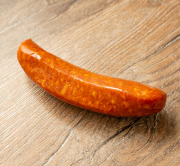 Eine Kochwurst auf einem Holztisch