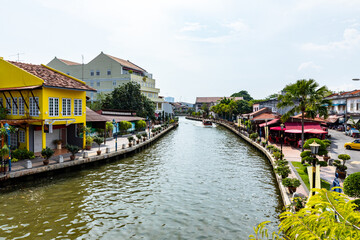 Obraz premium 運河を行くボート