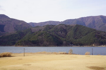 Fototapeta na wymiar 美しい山と湖畔の風景