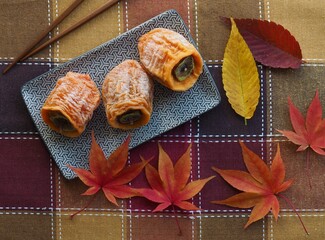 한국 전통음식 곶감과 단풍잎

