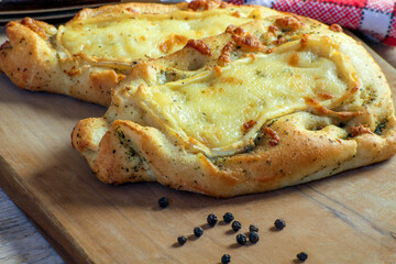 tartine au camembert sur une table en bois