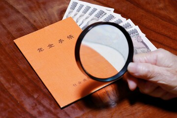 年金手帳と高齢者の手