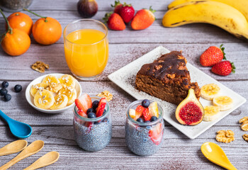 Gran desayuno al completo, chia, pastel de chocolate, zumo de naranja, plátano y fresas