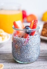 Chia en n primer plano con fondo de zumo de naranja