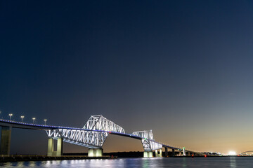 Obraz premium ライトアップされた東京ゲートブリッジ