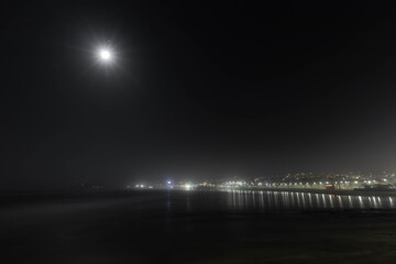 Fototapeta premium Playa y luna