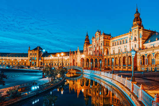 Spain Square (Plaza de Espana)is a square in the Maria Luisa Par