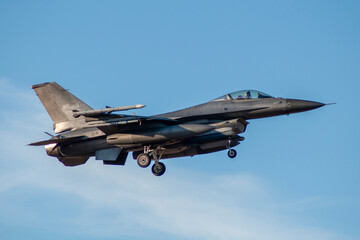 Fototapeta na wymiar Avión de combate F-16 aterrizando