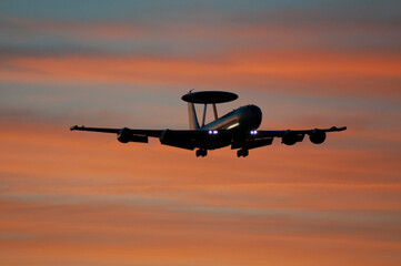 Fototapeta na wymiar Avión militar AWACS aterrizando al anochecer