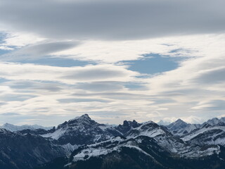 Fototapeta na wymiar Panorama-Blick über die schneebedeckten Alpen in Tirol in Österreich bei guter Fernsicht und leicht bewölktem Himmel