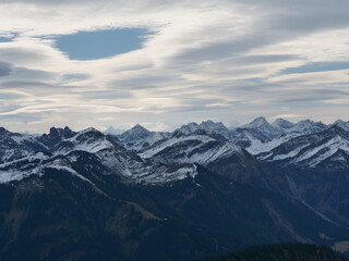 Fototapeta na wymiar Panorama-Blick über die schneebedeckten Alpen in Tirol in Österreich bei guter Fernsicht und leicht bewölktem Himmel
