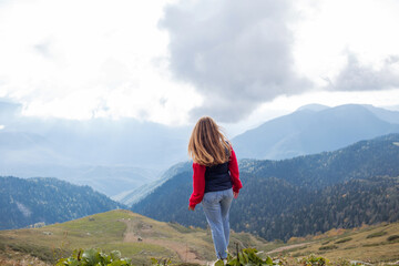 Naklejka premium Young woman on a mountain hike in Sochi, Russia.
