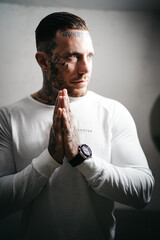 Portrait eines jungen muskulösen Mannes mit Tattoos, Sweater Shirt. Lifestyle Mode Influencer - 389831575