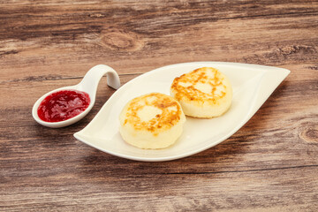 Cottage cheese pancakes with strawberry jam