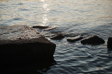 Fels im See Abendrot