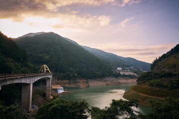 Obraz na płótnie Canvas 奈良県川上村　白屋橋から見たおおたき龍神湖