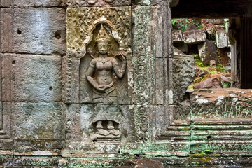 Obraz premium statue of a Devata deities with an enigmatic smile in Preah Khan temple, in Angkor Thom in Siem Reap Cambodia