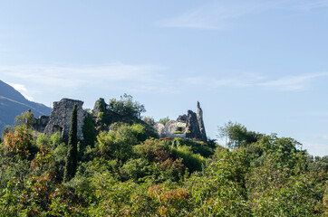 Fototapeta na wymiar ruiny zamku Penede Włochy 