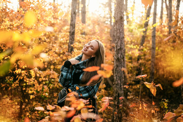 Naklejka premium Beautiful Autumn Woman with Autumn Leaves on Fall Nature Background