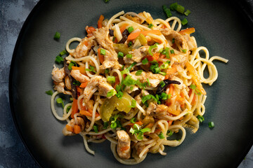 Fried noodles with chicken and vegetables.