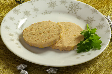 tranches de foie gras dans une assiette
